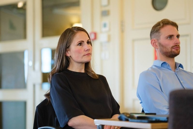 To kolleger følger med på et faglig innlegg